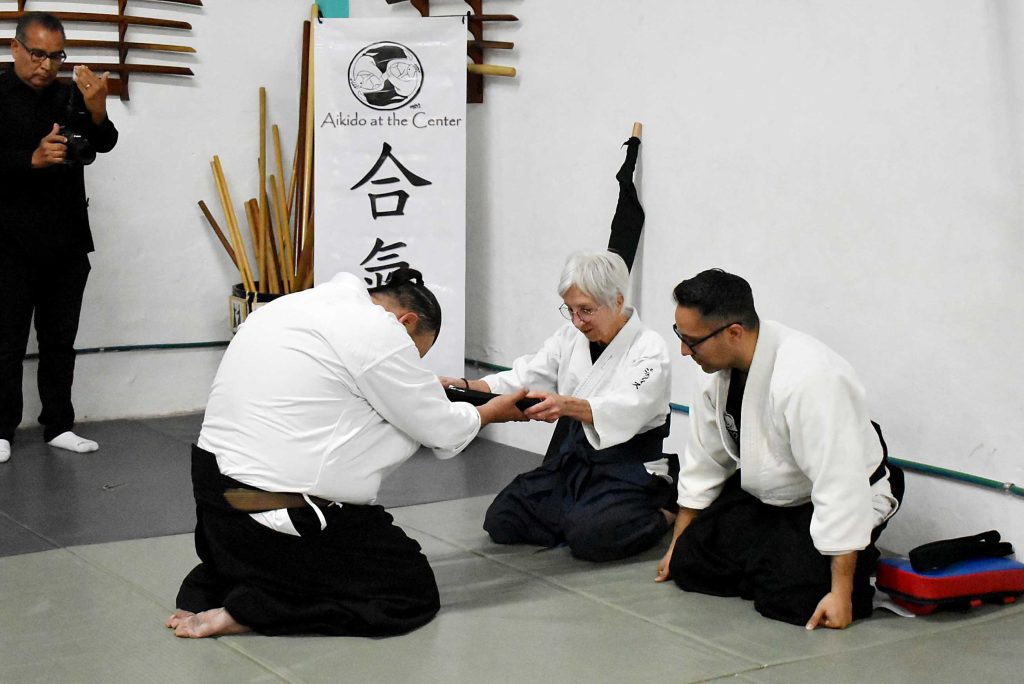 🥋 ¡Haciendo Historia y formando líderes!
Un momento cumbre para la Fundación Malala Academia: Nuestra Madrina, Sensei Judith Robinson, entrega la Cinta Negra Primer Dan de Aikikai Japón a nuestro Director y Sensei en Jefe, Marco Polo Gutiérrez Ruelas.
Más que un rango, es la validación de años de disciplina, dedicación y el compromiso de llevar el Aikido tradicional TAA - Aikikai a la juventud. ¡El camino sigue!
#CintaNegra #SenseiMarcoPolo #MalalaAcademia #Liderazgo
