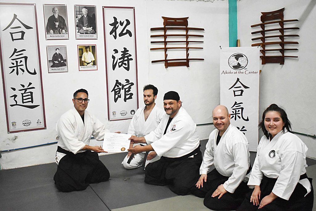 📜 ¡Nuestro compromiso con la excelencia es oficial!
Un momento clave para la formación de nuestra juventud. Nuestro Chief Instructor, Sensei Marco Polo Gutiérrez Ruelas, recibe de manos de Sensei Aldo Flores (Supervisor TAA) la Licencia de Funcionamiento de la Takemusu Aikido Association (TAA).
Esta certificación internacional garantiza que nuestras niñas, niños y jóvenes reciben la enseñanza de Aikido de la más alta calidad y tradición japonesa.
#TAAOficial #CalidadEducativa #MalalaAcademia #CompromisoSocial